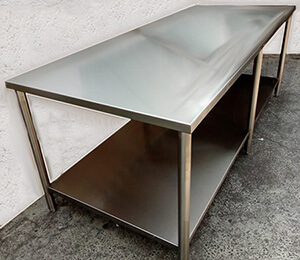 Mesa inoxidable con entrepaño
